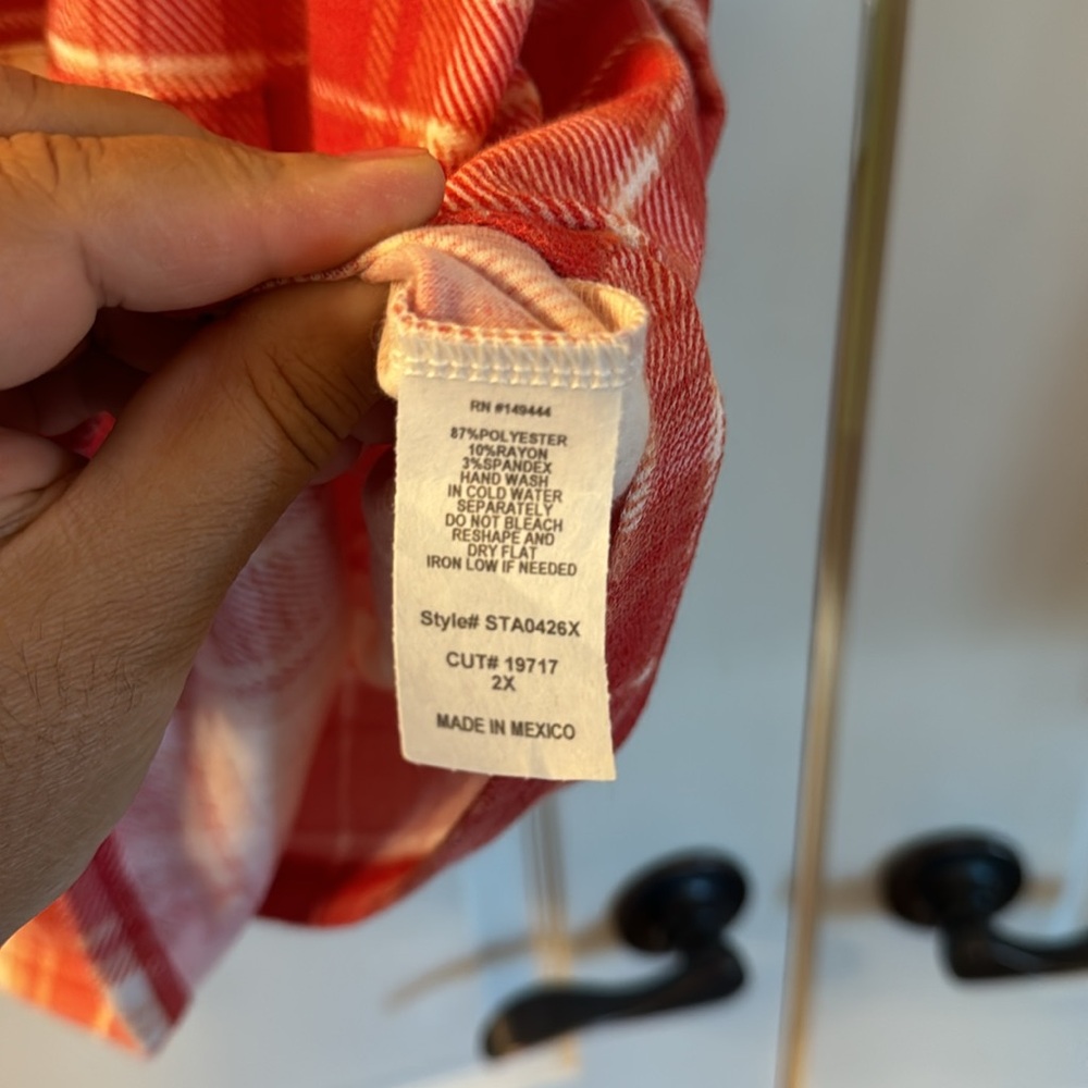 Women’s Plus Size Plaid Top - Picture 5 of 5